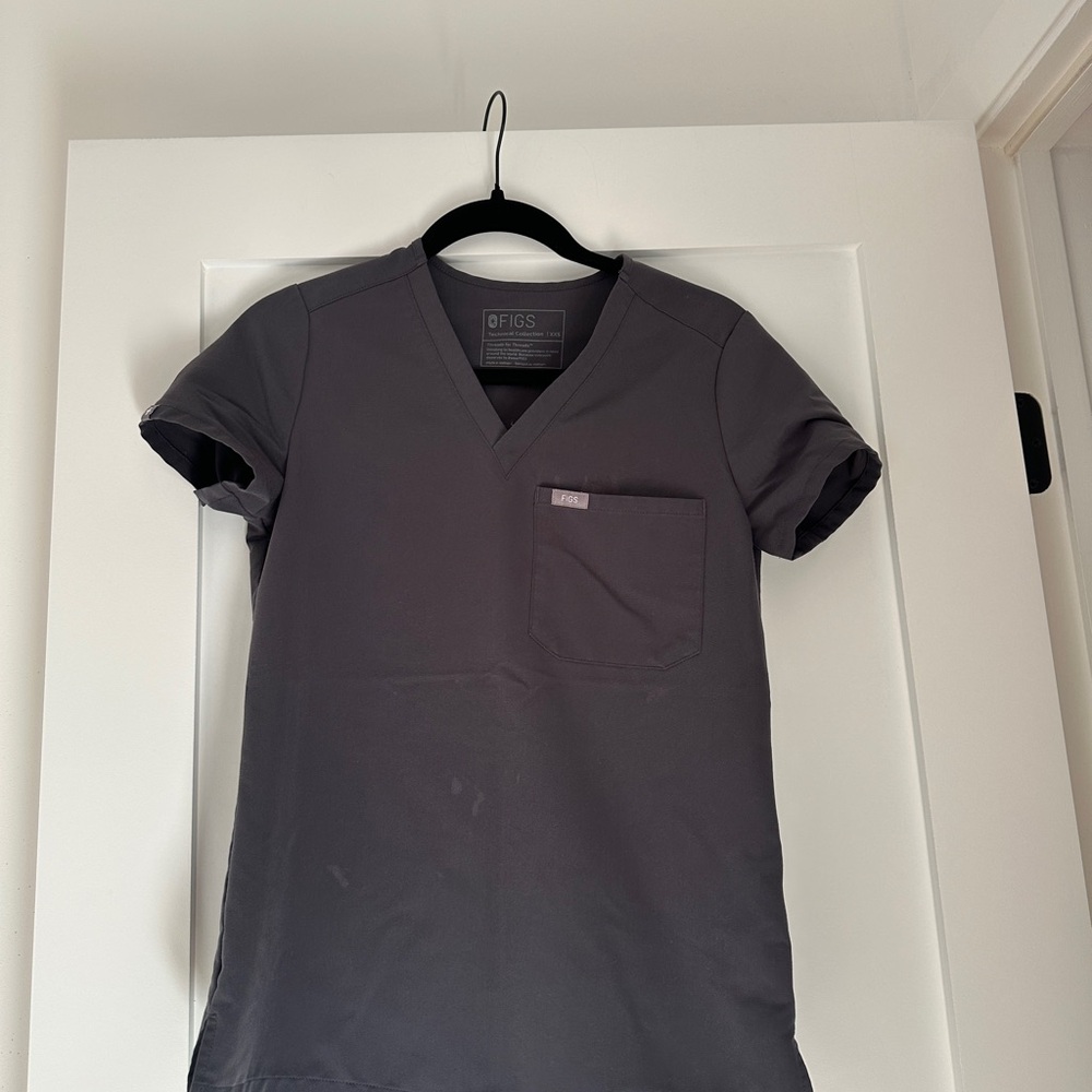Figs Women’s V-Neck Scrub Top - Charcoal